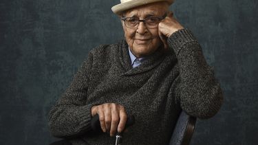 ARCHIVO - Norman Lear, productor ejecutivo de la serie de comedia One Day at a Time posa para un retrato en la gira de medios Winter Television Critics Association Press Tour el 13 de enero de 2020, en Pasadena, Calif. Lear, el guionista, director y productor que revolucionó la televisión en horario estelar con All in the Family, The Jeffersons y Maude, falleció el martes 5 de diciembre de 2023. Tenía 101 años. (Foto AP/Chris Pizzello, archivo)