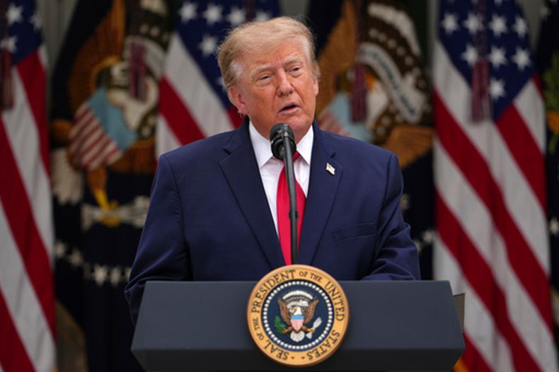El presidente de Estados Unidos, Donald Trump, habla en el Rosedal de la Casa Blanca en un evento para socorristas, el jueves 15 de octubre de 2026, en Washington. (AP Foto/Julia Demaree Nikhinson)