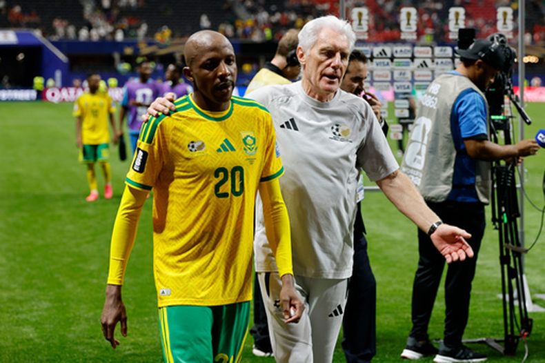 Khuliso Mudau, izquierda, y Hugo Broos, seleccionador de Sudáfrica, salen del campo después del partido de la Copa del Mundo en el Grupo A entre Chequia y Sudáfrica, el jueves 18 de junio de 2026, en Atlanta. (AP Foto/Erik S. Lesser)