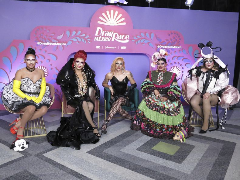 Concursantes del reality Drag Race Mexico, de izquierda a derecha Argennis, Cristian Peralta, Gala Varo, Lady Kero y Margaret y Ya posan para un retrato durante una entrevista en la Ciudad de México el 20 de junio de 2023. (Foto AP/Berenice Bautista)