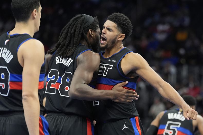 Tobias Harris (derecha), alero de los Pistons de Detroit, festeja con Isaiah Stewart, durante el encuentro del martes 12 de noviembre de 2024, ante el Heat de Miami (AP Foto/Carlos Osorio)
