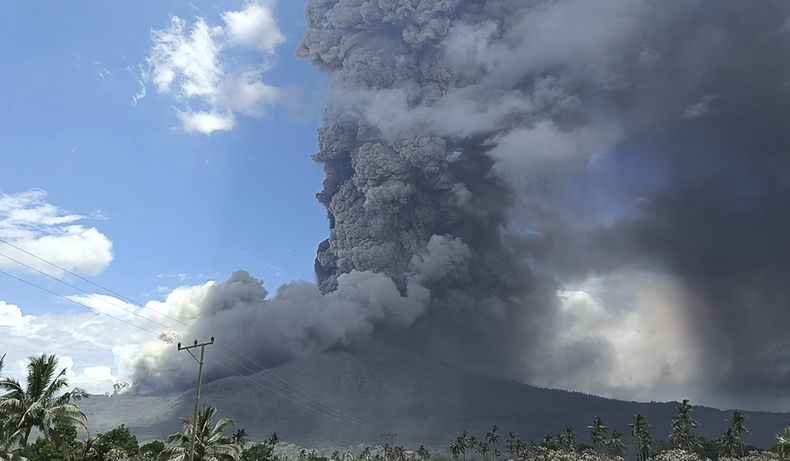 El volcán Lewotobi Laki-Laki arroja material volcánico durante una erupción, en Flores Oriental, Indonesia, el jueves 7 de noviembre de 2024. (AP Foto)