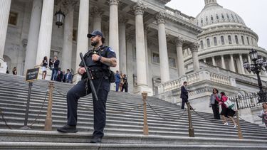 ARCHIVO – Un agente de la policía del Capitolio de Estados Unidos monta guardia mientras los legisladores abandonan la Cámara de Representantes tras una votación en el Capitolio, en Washington, el 25 de septiembre de 2024. (AP Foto/J. Scott Applewhite, Archivo)