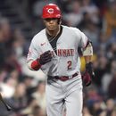 El cubano José Barrero, de los Rojos de Cincinnati, arroja el bate al conectar un grand slam en el juego del martes 30 de mayo de 2023, ante los Medias Rojas de Boston (AP Foto/Charles Krupa)