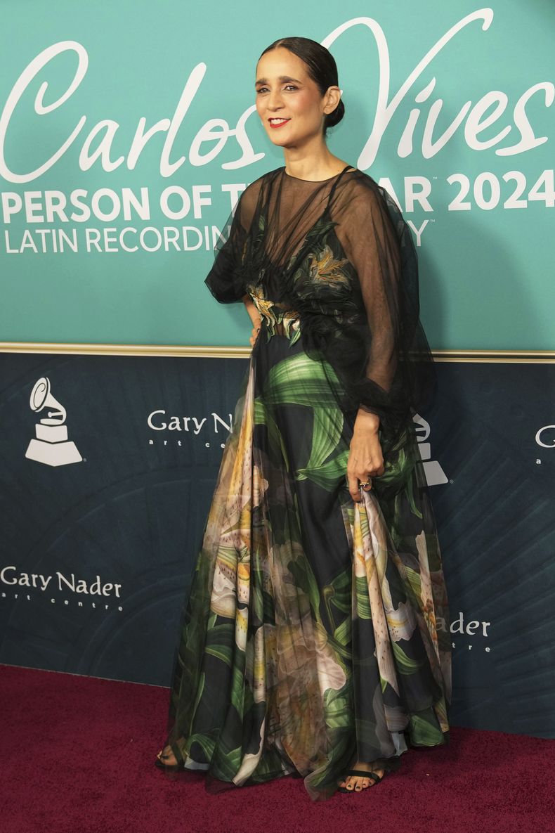 Julieta Venegas llega a la ceremonia en honor a la Persona del Año de la Academia Latina de la Grabación el miércoles 13 de noviembre de 2024, en Miami Beach, Florida. (Foto AP/Lynne Sladky)
