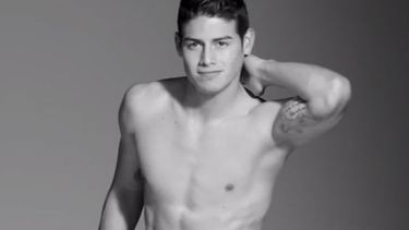 americateve | Con tremenda figura, no es una sorpresa que el futbolista James Rodríguez haya decidido lanzar su propia línea de ropa interior, que lleva como nombre J10 James para Bronzini Black.