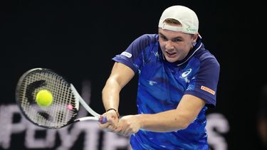 Stricker vence a Musetti y avanza a semis de Next Gen