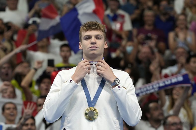 El nadador francés Leon Marchand posa con su medalla de oro tras ganar los 200 metros combinados en los Juegos Olímpicos de París, el viernes 2 de agosto de 2024 en Nanterre, Francia. (AP Foto/Natacha Pisarenko)