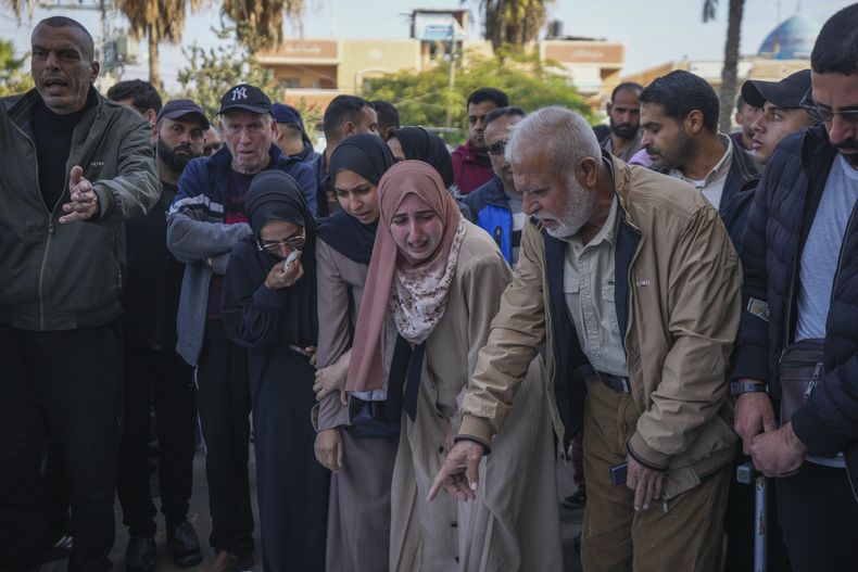 Palestinos con víctimas de un ataque israelí en el campamento de refugiados Nuseirat, en el Hospital de Mártires Al-Aqsa en Deir al-Balah, Franja de Gaza, el 12 de diciembre del 2024. (Foto AP/Abdel Kareem Hana)