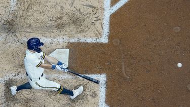 Sal Frelick de los Cerveceros de Milwaukee conecta un jonrón en la sexta entrada del juego ant los Rojos de Cincinnati el lunes 24 de julio del 2023. (AP Foto/Morry Gash)