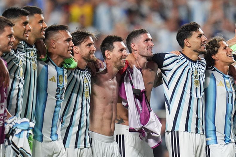 Lionel Messi festeja con sus compañeros de la selección de Argentina tras derrotar a Suiza en los cuartos de final de la Copa del Mundo en Kansas City, Missouri, el sábado 11 de julio de 2026 (AP Foto/Jeff Roberson)