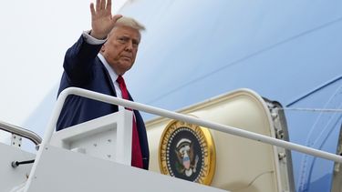 El presidente Donald Trump saluda antes de abordar el Air Force One el domingo 15 de junio de 2025, en la Base Conjunta Andrews, Maryland, para viajar a Canadá con el fin de participar en la cumbre del G7. (AP Foto/Mark Schiefelbein)