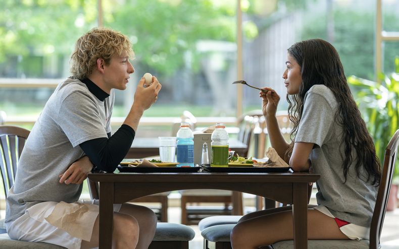 En esta imagen proporcionada por Metro Goldwyn Mayer Pictures, Mike Faist, izquierda, y Zendaya en una escena de Challengers. (Metro Goldwyn Mayer Pictures vía AP)