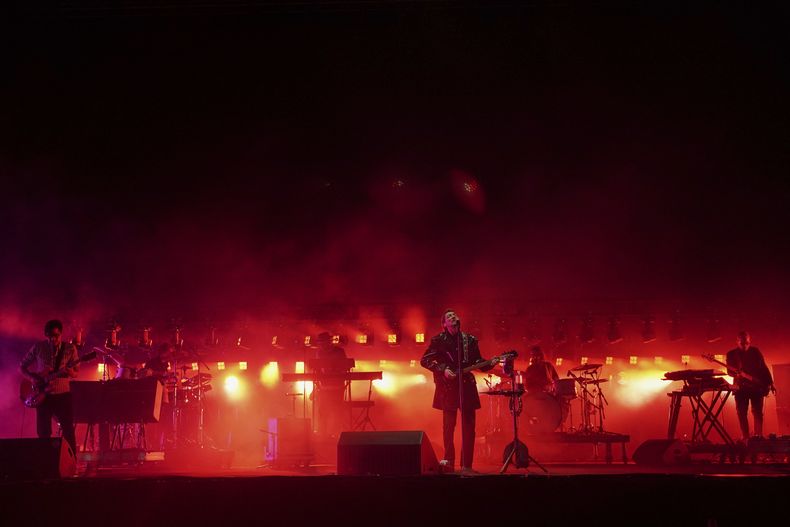 El vocalista León Larregui de la banda mexicana de rock Zoé durante su presentación en la 25ª edición del festival de música Vive Latino en la Ciudad de México, el domingo 16 de marzo de 2025. (Foto AP/Aurea Del Rosario)