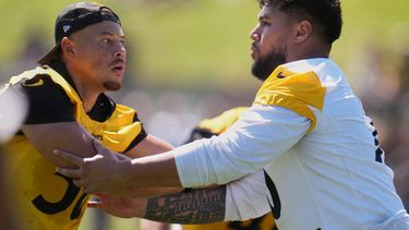 El apoyador de los Steelers de Pittsburgh, Alex Highsmith (56, a la izquierda), es bloqueado por el tacle ofensivo Troy Fautanu durante el campamento de entrenamiento de fútbol americano del equipo en Latrobe, Pensilvania, el viernes 31 de julio de 2026. (Foto AP/Gene J. Puskar)
