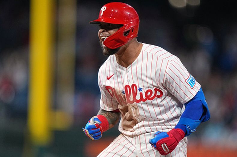 El panameño Edmundo Sosa, de los Filis de Filadelfia, festeja luego de batear un sencillo de dos carreras ante los Atléticos, el miércoles 6 de mayo de 2026 (AP Foto/Matt Rourke)