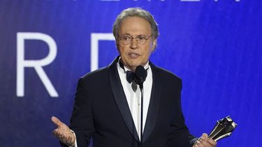 ARCHIVO - Billy Crystal recibe el premio a la trayectoria en la 27ª entrega anual de los Critics Choice Awards el 13 de marzo de 2022 en el Fairmont Century Plaza Hotel de Los Ángeles. (Foto AP/Chris Pizzello, archivo)