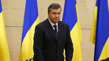 americateve | El fugitivo presidente de Ucrania, Viktor Yanukovych, poco antes de ofrecer una conferencia de prensa en Rostov del Don, Rusia, el viernes 28 de febrero de 2014. (Foto AP/Pavel Golovkin)
