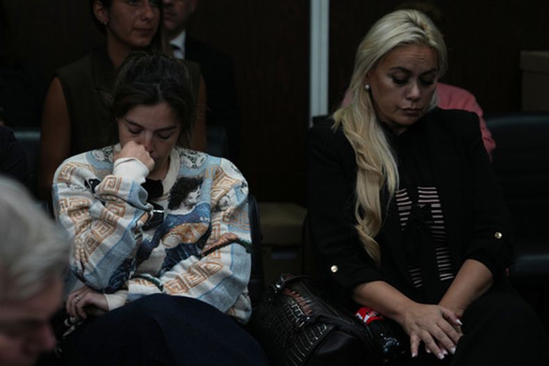 Dalma Maradona, a la izquierda, hija del fallecido Diego Maradona, y Verónica Ojeda, excompañera sentimental del exfutbolista, asisten a la primera jornada del juicio contra su equipo médico por presunto homicidio por negligencia en San Isidro, Argentina, el martes 14 de abril de 2026. (Foto AP/Rodrigo Abd)