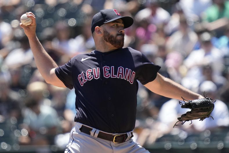 Aaron Civale de los Guardianes de Cleveland lanza ante los Medias Blancas de Chicago, el domingo 30 de julio de 2023. (AP Foto/Nam Y. Huh)