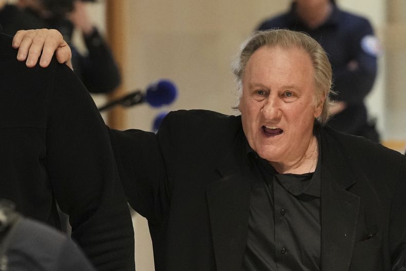El actor Gerard Depardieu sale de la sala del tribunal para un receso durante su juicio por las presuntas agresiones sexuales de dos mujeres en una película ambientada en 2021, el martes 25 de marzo de 2025 en París. (Foto AP/Aurelien Morissard)