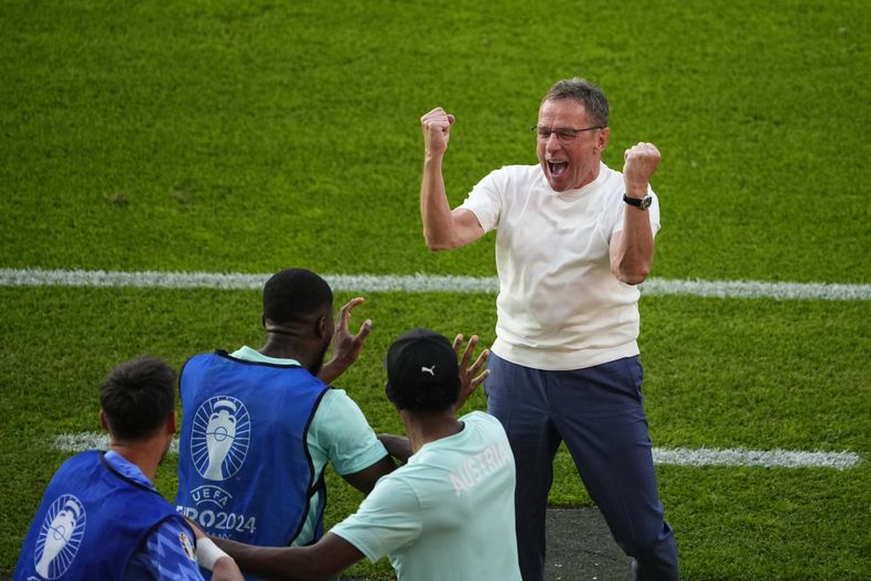 El entrenador austriaco Ralf Rangnick celebra tras ganar el encuentro ante Holanda del Grupo D de la Eurocopa el martes 25 de junio del 2024. (AP Foto/Petr David Josek)