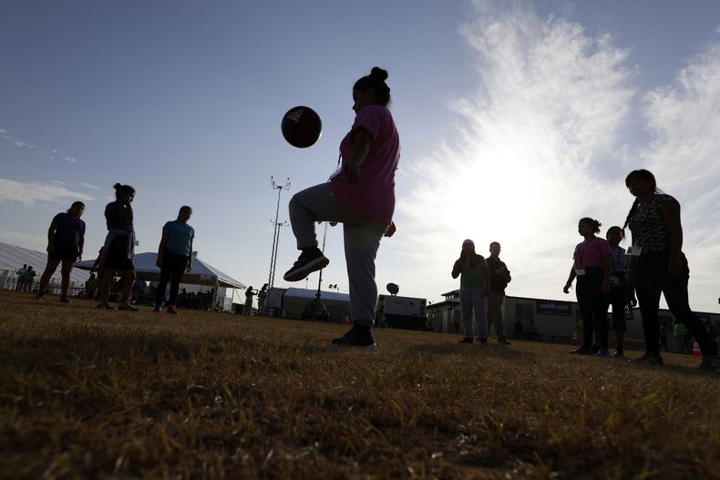 ARCHIVO - Inmigrantes juegan al fútbol en un centro de detención del gobierno estadounidense para niños migrantes en Carrizo Springs, Texas, el 9 de julio de 2019. (AP Foto/Eric Gay, Archivo)