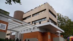 ARCHIVO - Agentes policiales resguardan una instalación del Servicio de Inmigración y Control de Aduanas de Estados Unidos durante una protesta el 11 de octubre de 2025 en Portland, Oregon. (AP Foto/Jenny Kane/Archivo)