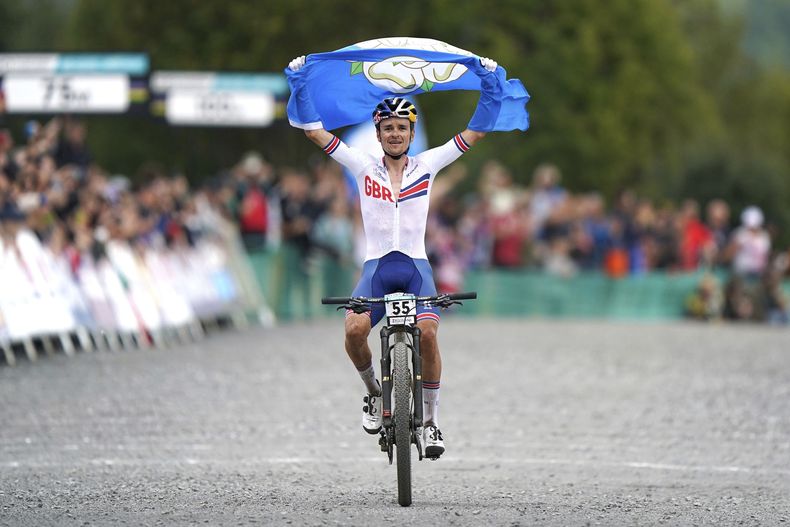 El británico Thomas Pidcock celebra tras ganar el título de ciclismo de montaña en el Campeonato Mundial de Ciclismo 2023 en el Glentress Forest el sábado 12 de agosto del 2023. (Tim Goode/PA via AP)