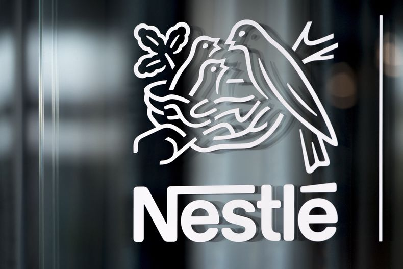 ARCHIVO - El logotipo de Nestle en una ventana en Vevey, Suiza, el 14 de febrero de 2019. (Laurent Gillieron/Keystone vía AP, Archivo)