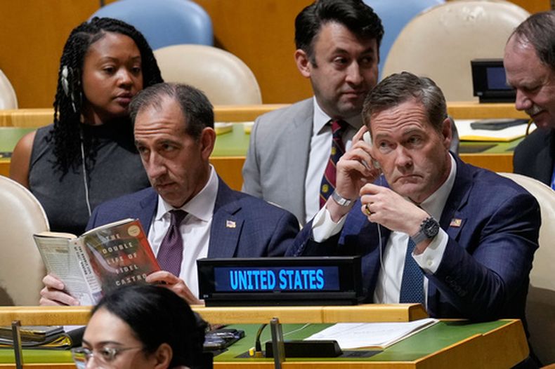 La delegación de Estados Unidos, incluido el embajador estadounidense ante Naciones Unidas, Mike Waltz —en primer plano, a la derecha—, escucha a los oradores el miércoles 28 de octubre de 2026, en la sede de la ONU. (AP Foto/Seth Wenig)