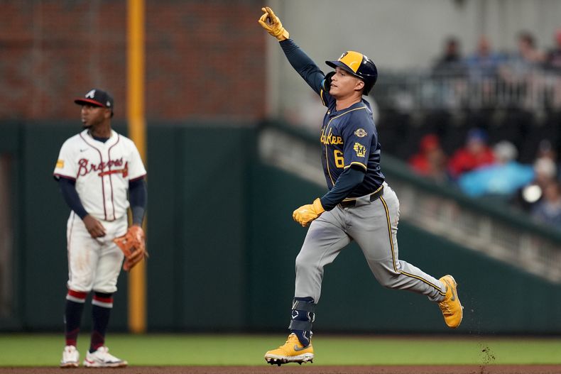 Isaac Collins (6), de los Carveceros de Milwaukee, celebra su cuadrangular de tres carreras frente a los Bravos de Atlanta en la cuarta entrada del juego de béisbol de Grandes Ligas, el lunes 4 de agosto de 2025, en Atlanta. (AP Foto/Mike Stewart)