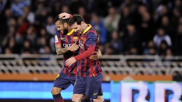 americateve | El brasile&ntilde;o Daniel Alves, del Barcelona, felicita a su compa&ntilde;ero, el argentino Lionel Messi, luego de que anot&oacute; un gol ante la Real Sociedad, en las semifinales de la Copa del Rey, el mi&eacute;rcoles 12 de febrero de 2014 (AP Foto/A