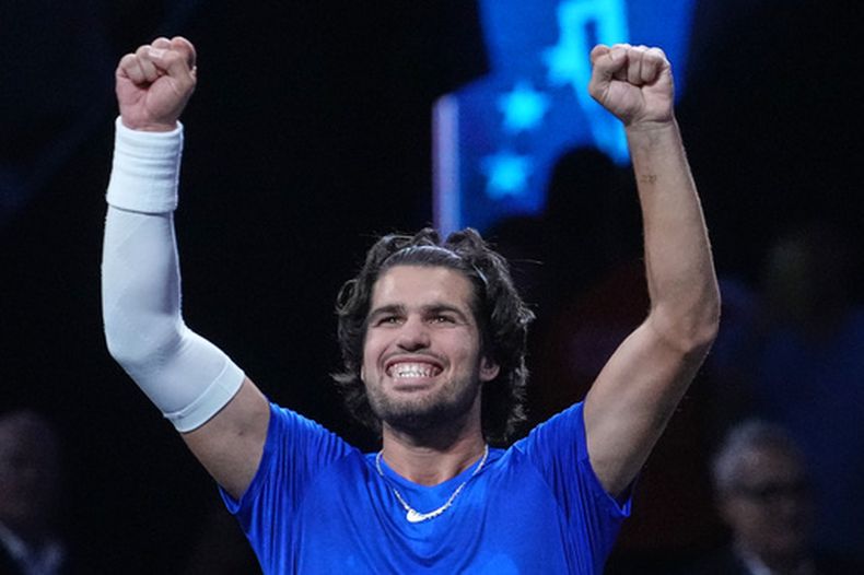 Carlos Alcaraz del Equipo de Europa celebra al vencer a Taylor Fritz del Equipo del Mundo en el encuentro de la Copa Laver el sábado 26 de septiembre del 2026. (AP Foto/Maja Smiejkowska)