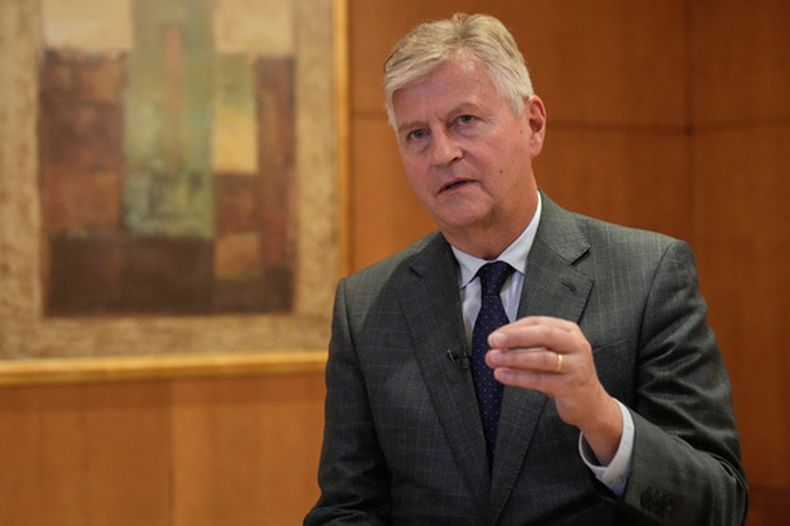 El subsecretario de las Naciones Unidas para operaciones de paz, Jean Pierre Lacroix, en una entrevista con The Associated Press en Beirut, el 14 de octubre del 2026. (AP foto/Hussein Malla)