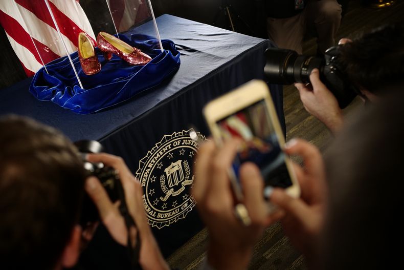 ARCHIVO - Un par de zapatillas rubí que usó la actriz Judy Garland en El mago de Oz se exhiben en una conferencia de prensa el 4 de septiembre de 2018, en la oficina del FBI en Brooklyn Center, Minnesota. Un jurado acusó el martes 16 de mayo de 2023 a un hombre de robar un par de zapatillas rubí que usó Garland, dijeron fiscales federales. El FBI recuperó las zapatillas en 2018. (Richard Tsong-Taatarii/Star Tribune vía AP, archivo)