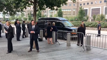 el momento en que se desmayo hillary clinton al salir de la ceremonia por el 11 de septiembre