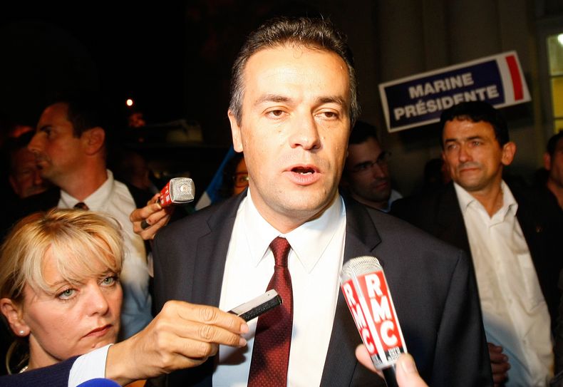 Laurent Lopez, del Frente Nacional, un partido de extrema derecha de Francia, celebra su triunfo en la segunda vuelta electoral en Brignoles, Francia, el domingo 13 de octubre de 2013. (Fppt AP/Claude Paris)