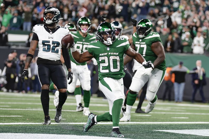 Breece Hall, centro, corredor de los Jets de Nueva York, reacciona después de anotar un touchdown durante la segunda mitad del juego de la NFL en contra de los Eagles de Filadelfia, el domingo 15 de octubre de 2023, en East Rutherford, Nueva Jersey. (AP Foto/Adam Hunger)