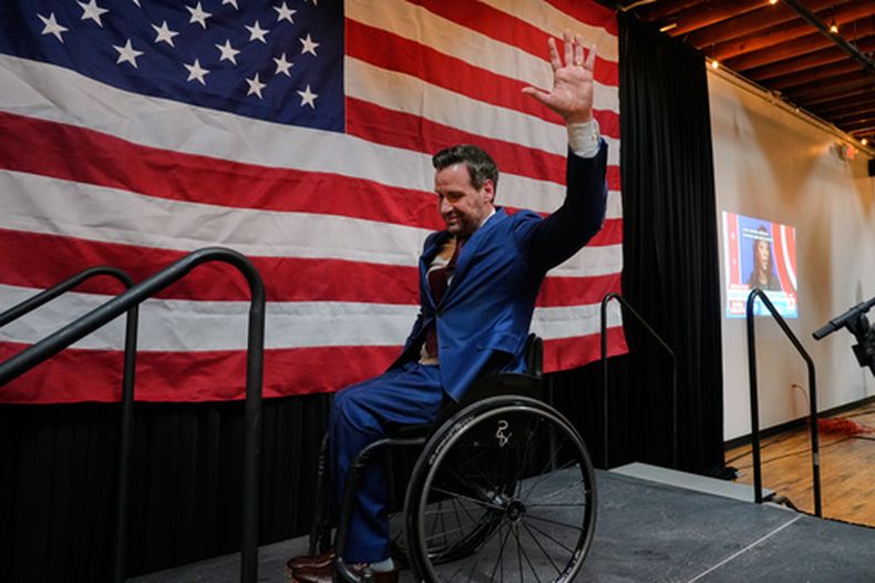 El representante estatal de Iowa, Josh Turek, abandona el escenario tras ganar la nominación demócrata para el Senado de EEUU, el 2 de junio de 2026, en Des Moines, Iowa. (Foto AP/Bryon Houlgrave)