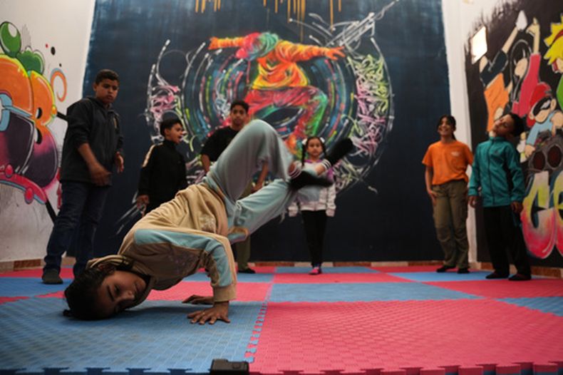 Niños palestinos hacen breakdancing en Nuseirat, Franja de Gaza, el 4 de mayo del 2026. (AP foto/Abdel Kareem Hana)
