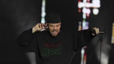 El rapero, escritor y cineasta puertorriqueño René Pérez Joglar, conocido profesionalmente como Residente, realiza un concierto gratuito en el Zócalo de la Ciudad de México, el sábado 6 de septiembre de 2025. (Foto AP/Eduardo Verdugo)