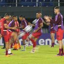 Jugadores del Athlético Paranaense calientan antes de un partido de la Copa Libertadores ante Libertad de Paraguay, el jueves 4 de mayo de 2023, en Asunción (AP Foto/Jorge Saenz)