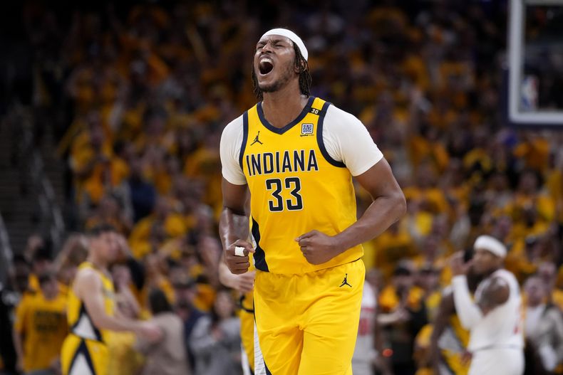 Myles Turner, de los Pacers de Indiana, festeja la victoria en el tercer encuentro de la semifinal de la Conferencia Este, ante los Knicks de Nueva York, el viernes 10 de mayo de 2024 (AP Foto/Michael Conroy)