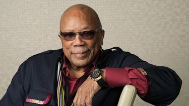 ARCHIVO - El productor musical Quincy Jones posa para una fotografía para promocionar su documental Quincy durante el Festival de Cine de Toronto, el 7 de septiembre de 2018, en Toronto. (Foto por Chris Pizzello/Invision/AP, Archivo)