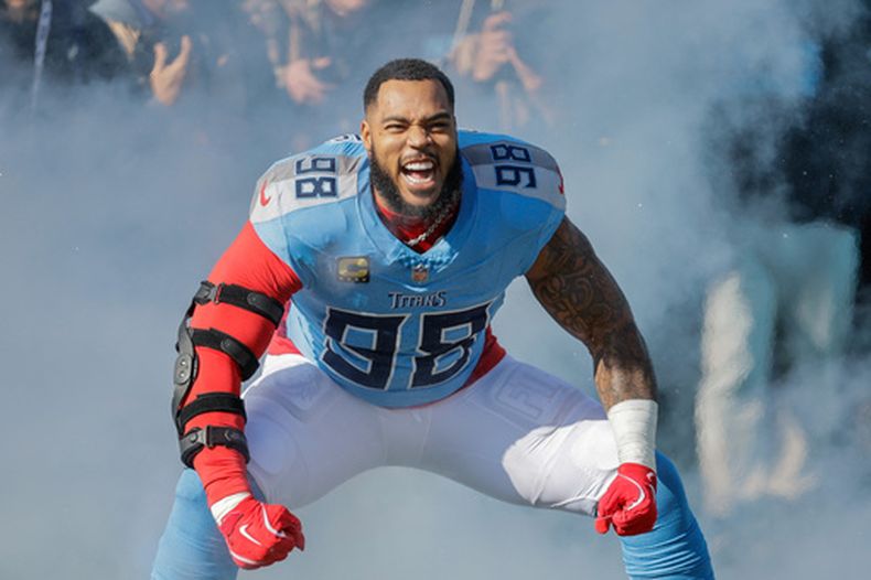 ARCHIVO - Jeffery Simmons (98), tackle defensivo de los Titans de Tennessee, es presentado previo al partido de la NFL contra los Chiefs de Kansas City, el 21 de diciembre de 2025, en Nashville, Tennessee. (AP Foto/Stew Milne, Archivo)