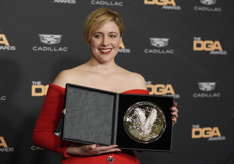 Greta Gerwig, directora de Barbie, posa con su medallón a largometraje en la 76a entrega de los Premios DGA del Sindicato de Directores de Estados Unidos, el sábado 10 de febrero de 2024 en Beverly Hills, California. (Foto AP/Chris Pizzello)