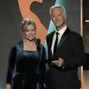 ARCHIVO - Mary Beth Evans, izquierda, y Drake Hogestyn presentan el premio al presentador destacado de una serie de entrevistas diurnas durante la 50a edición de los premios Emmy diurnos el viernes 15 de diciembre de 2023 en Los Ángeles. Hogestyn, quien interpretó a John Black durante casi cuatro décadas en Days of Our Lives murió de cáncer de páncreas a los 70 años. (Foto AP/Chris Pizzello, archivo)
