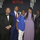 ARCHIVO - La directora Ava DuVernay, centro, con los Cinco de Central Park: Raymond Santana, de izquierda a derecha, Kevin Richardson, Korey Wise, Anthony McCray y Yuesf Salaam, en la premiere mundial de When They See Us en el Teatro Apollo en Nueva York el 20 de mayo de 2019. (Foto Donald Traill/Invision/AP, archivo)