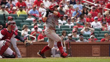 Friedl rompe empate por Rojos, que vencen 7-6 a Cardenales